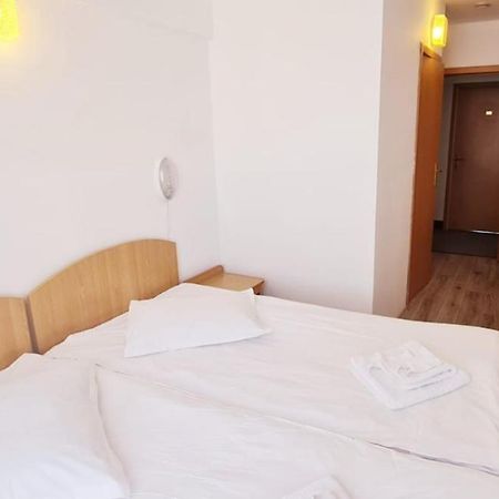 יאשי Hotel Victoria מראה חיצוני תמונה